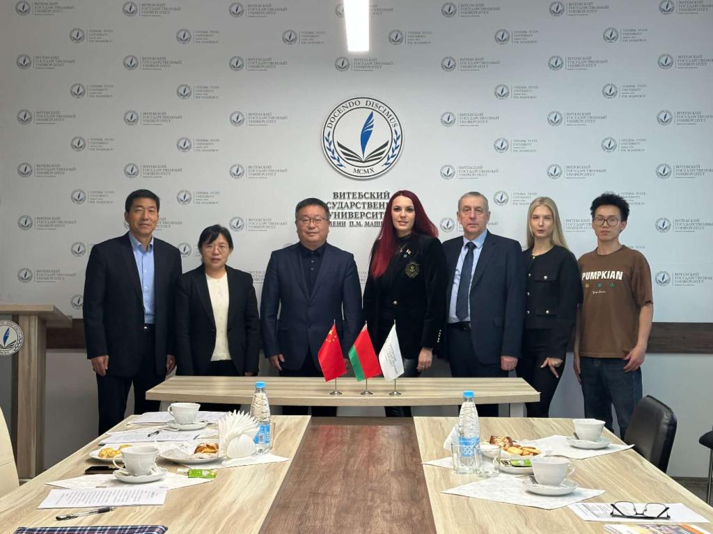 2025年11月,丰雷率团在白俄罗斯维捷布斯克国立大学洽谈交流.jpg